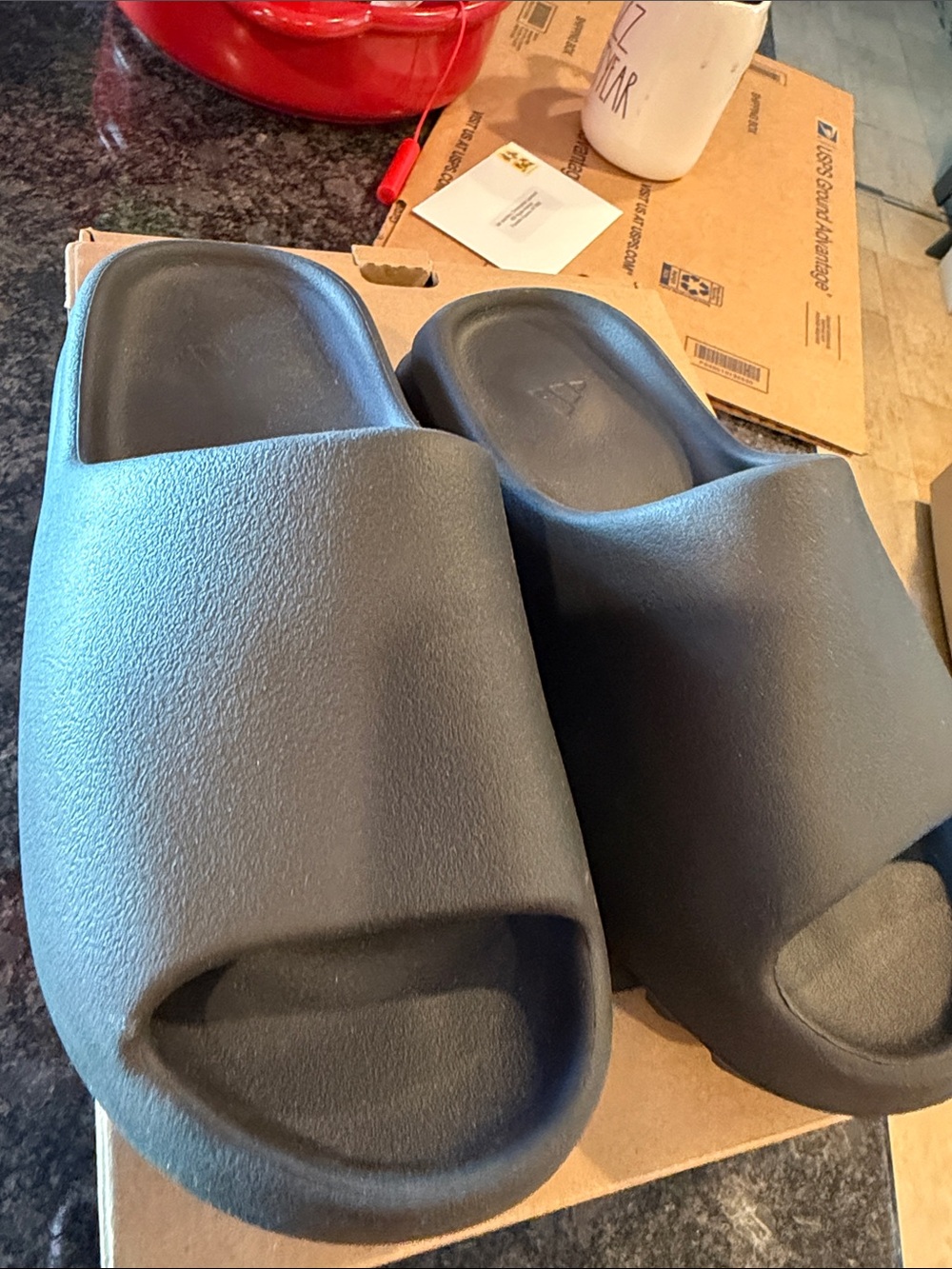 adidas Yeezy Boost 350 V2 Slides in Black - Picture 6 of 6